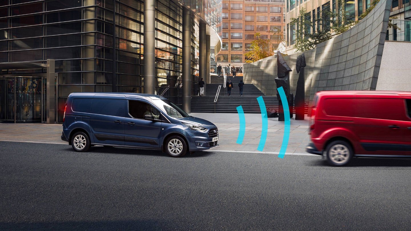 Ford Transit Connect Blau Seitenansicht mit Sicherheits-Bremsassistent Illustration stehend hinter rotem Fahrzeug